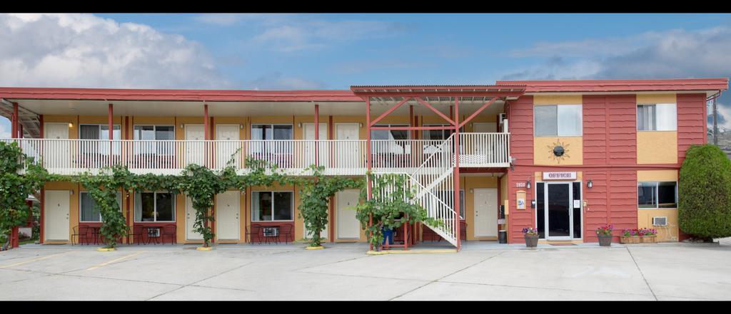 Maple Leaf Motel Inn Towne Osoyoos Dış mekan fotoğraf